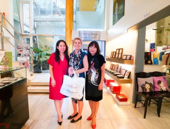 Thủ hiến bang Ontario, Canada, bà Kathleen Wynne đến thăm Tân Mỹ Design vào 6/12/2017. 